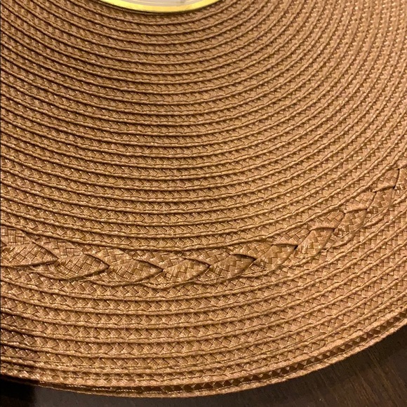 New! Domain set of 4 woven tan round placemats - Picture 3 of 4